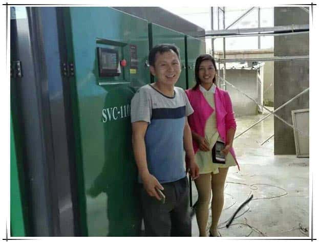 與客戶在薩震節(jié)能空壓機(jī)前合影